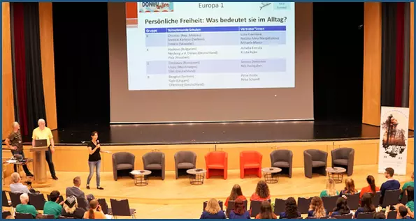 Abschlussveranstaltung des Don@u-Online-Projektes 2022 zum Thema „Feel free: Seid Europa!" fand vom 4. Juli 2022. Plenum. Foto: Kirstin Melchinger