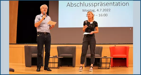 Abschlussveranstaltung des Don@u-Online-Projektes 2022. Begrüßung Steffen Straube-Kögler, Referent im Kultusministerium und Sabine Keitel, LpB. Foto: Kirstin Melchinger